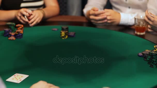 Jogadores no casino jogando cartas. jogo de poker close-up — Vídeo de Stock