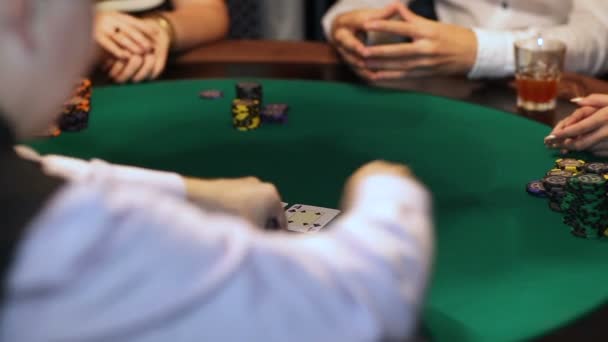 在赌场玩扑克牌的球员。扑克游戏特写 — 图库视频影像