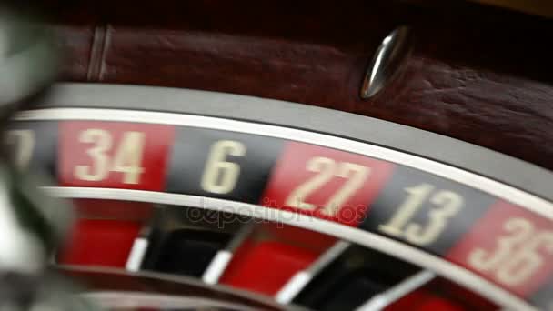 Casino roulettewiel in beweging. nummers op de roulette wiel close-up — Stockvideo