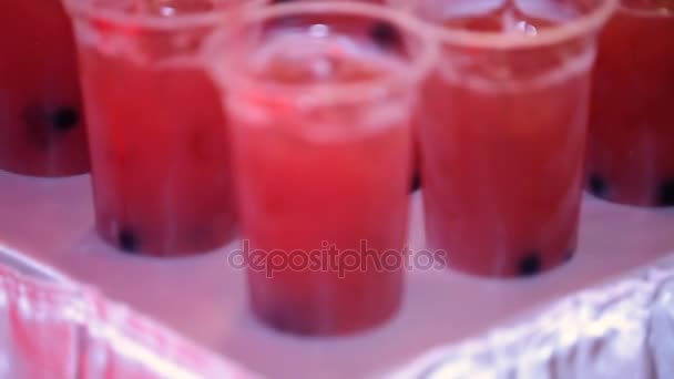 De nombreux verres de cocktails rouges avec des fruits à la fête — Video