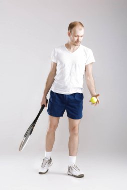 Genç tenisçi Tenis gri arka plan üzerinde çalış.