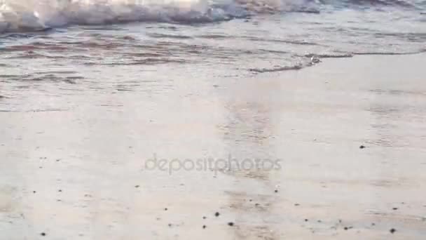 vague de la mer sur la plage au coucher du soleil gros plan 