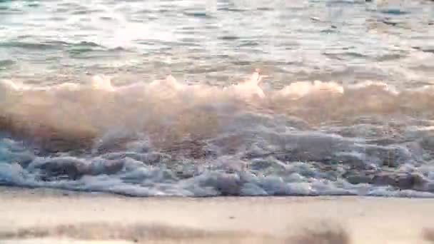 Ola del mar en la playa al atardecer de cerca — Vídeo de stock