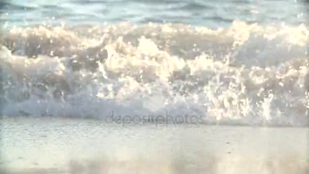 Ola del mar en la playa al atardecer de cerca — Vídeos de Stock