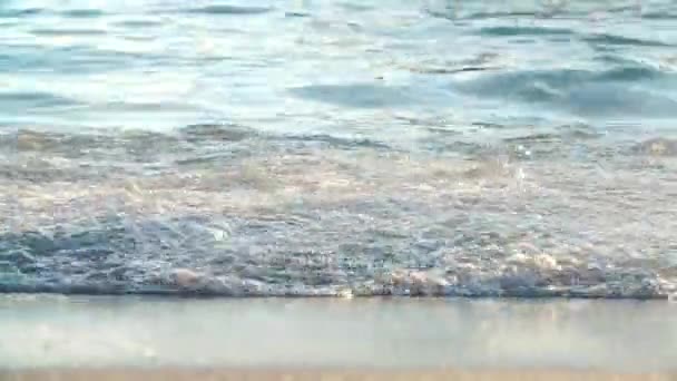 vague de la mer sur la plage au coucher du soleil gros plan 