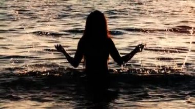 su sıçramalarına yapma kadın silüeti. Denizde tatil seyahat. Ağır çekim