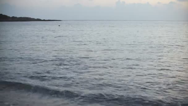 Vague de la mer sur la plage au coucher du soleil — Video