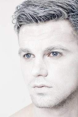 Beyaz yüz boyama ile genç adam portresi. Profesyonel moda makyaj. fantezi sanat makyaj