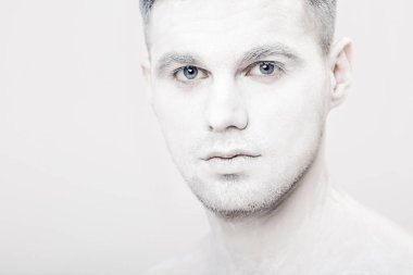 Beyaz yüz boyama ile genç adam portresi. Profesyonel moda makyaj. fantezi sanat makyaj