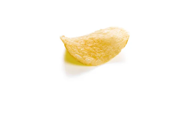 Единый хрустящий картофельный чип на белом фоне крупным планом — стоковое фото