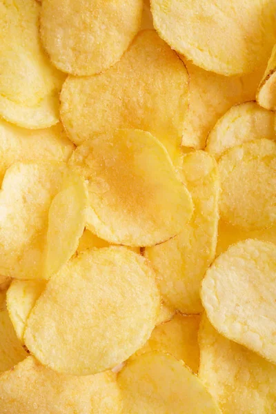 Krispig potatis chips bakgrund. ovanifrån — Stockfoto