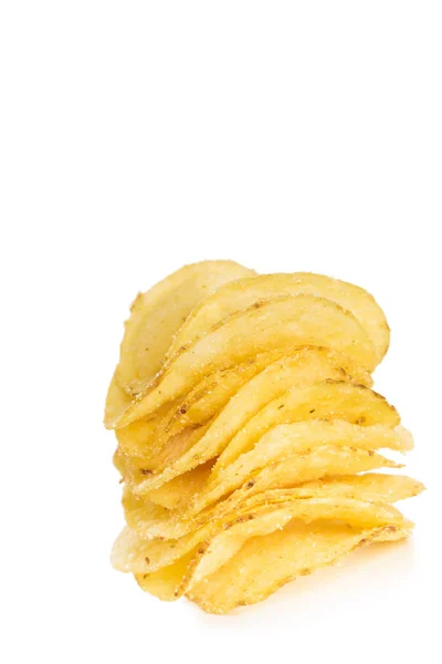 Pilha de batatas fritas crocantes isoladas em fundo branco close-up — Fotografia de Stock