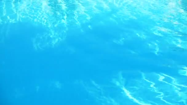 Klares blaues Wasser im Schwimmbad an sonnigen Sommertagen — Stockvideo