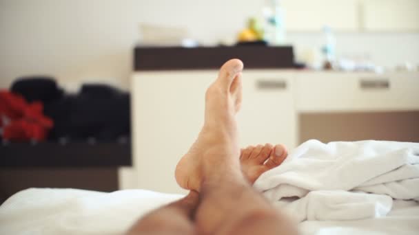 Mens pernas na cama no quarto — Vídeo de Stock