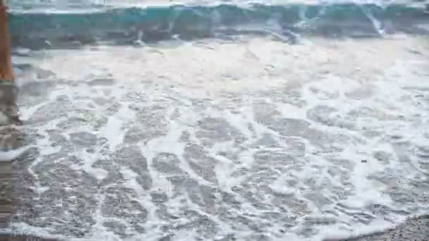 Mens piernas bronceadas corriendo sobre arena en la playa. hombre caminando por el mar — Vídeo de stock