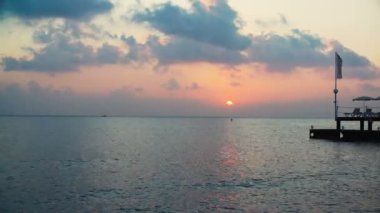 Alanya, Türkiye - 24 Ağustos 2016: sunset bulvarında deniz. İskele üzerinde 24 Ağustos 2016 Akdeniz'deki silüeti