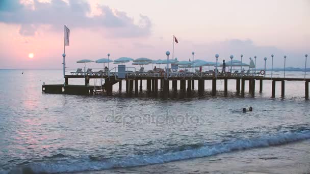 Alanya, Turquía - 24 de agosto de 2016: puesta de sol en el mar. silueta del muelle en el Mediterráneo el 24 agosto 2016 — Vídeos de Stock