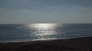 genç kadın silüeti deniz arka plan kumsalda yürür