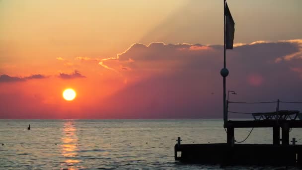 Alanya, Turecko - 24. srpna 2016: krásný západ slunce na moři. Pier a vlny ve Středozemním moři na 24 srpna 2016 — Stock video