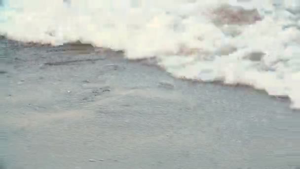 美しい女性は、ビーチでの水の足を日焼け。海で歩く女の子 — ストック動画