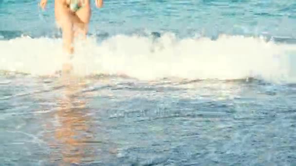 Dámské krásné opálené nohy z vody na pláži. Šla po moři — Stock video