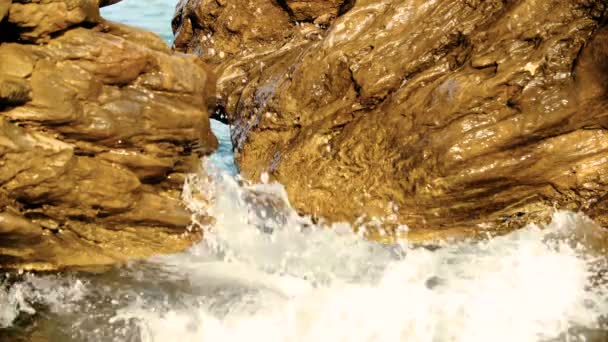 Olas estrellándose en la playa de piedra. Océano olas rompiendo en las rocas en el soleado día de verano — Vídeos de Stock