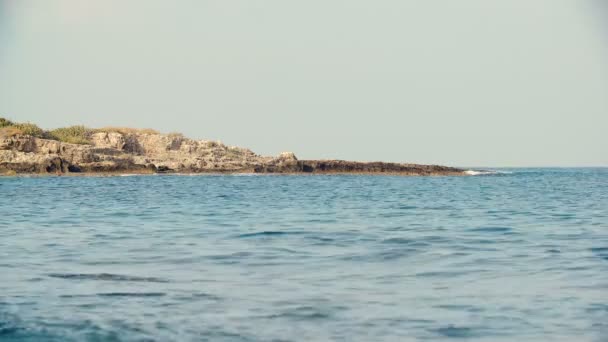 Каменный берег в море в солнечный летний день . — стоковое видео