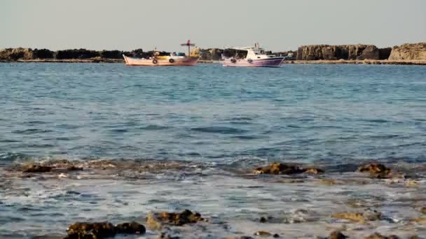 Alanya, Turquía - 24 de agosto de 2016: dos barcos en el mar en la laguna del Mediterráneo el 24 de agosto de 2016 — Vídeo de stock