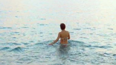 Sudan gelen uzun saçlı güzel tabaklanmış kadın