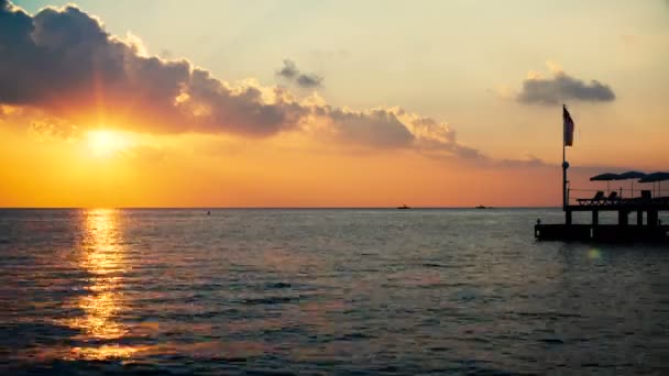 Alanya, Turquía - 24 de agosto de 2016: puesta de sol en el mar. silueta del muelle en el Mediterráneo el 24 agosto 2016 — Vídeos de Stock