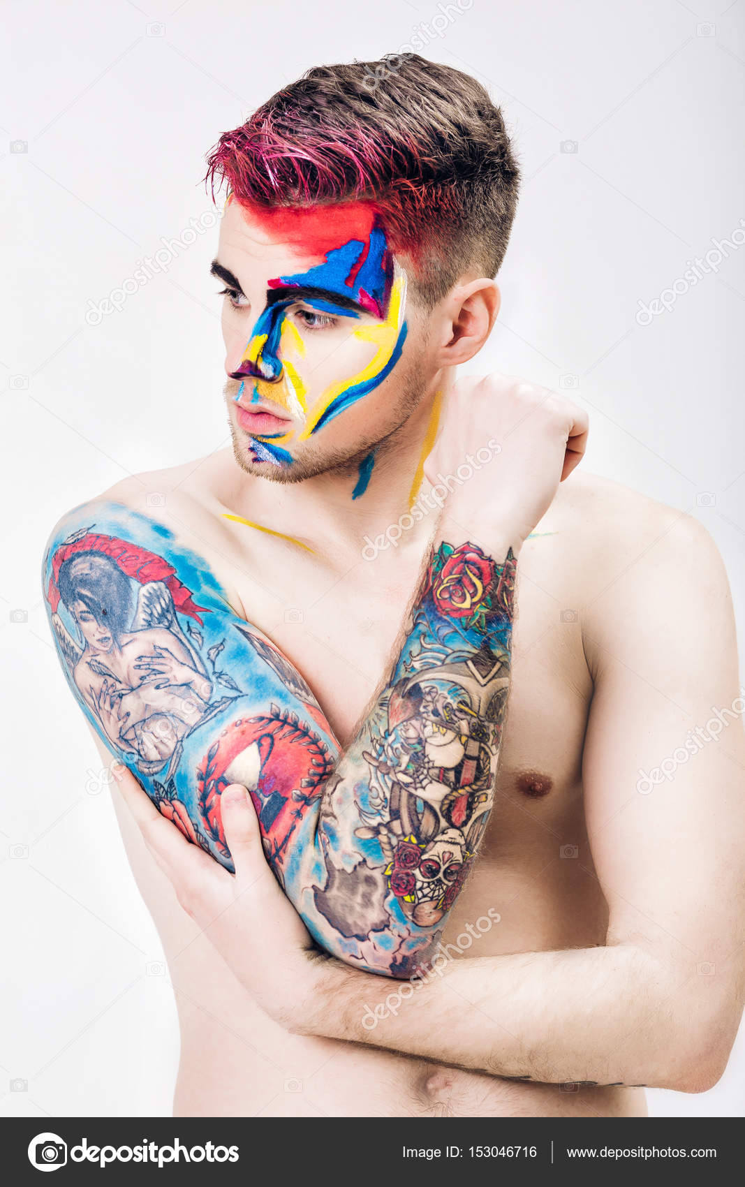 Portrait de jeune homme attrayant avec de la peinture de visage colorée sur  fond blanc. Mode de maquillage professionnel. maquillage art ffantasy image  libre de droit par erstudio © #153046716