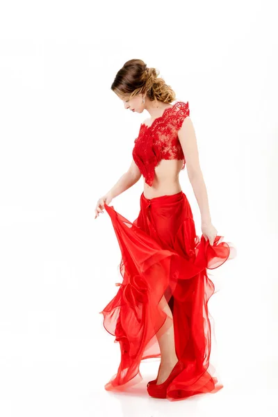 Jolie jeune femme en robe rouge sur fond blanc — Photo