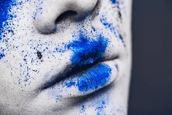 Labbra di donna con polvere colorata compongono. Bellezza donna con trucco blu brillante e pelle bianca. Trucco astratto fantasia — Foto Stock