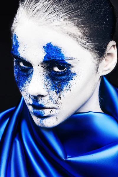 Μόδας κορίτσι μοντέλο πορτρέτο με πολύχρωμα σκόνη συνθέτουν. γυναίκα με λαμπερό μακιγιάζ μπλε και άσπρο δέρμα. Αφηρημένη φαντασία μακιγιάζ — Φωτογραφία Αρχείου