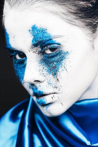 Μόδας κορίτσι μοντέλο πορτρέτο με πολύχρωμα σκόνη συνθέτουν. γυναίκα με λαμπερό μακιγιάζ μπλε και άσπρο δέρμα. Αφηρημένη φαντασία μακιγιάζ — Φωτογραφία Αρχείου