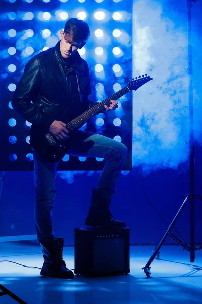 젊은 록 음악가 전기 기타 연주와 노래입니다. 스포트 라이트의 배경에 록 스타 — 스톡 사진