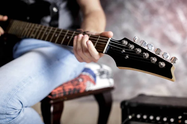 Músico tocando guitarra elétrica em fundo escuro. de perto — Fotografia de Stock