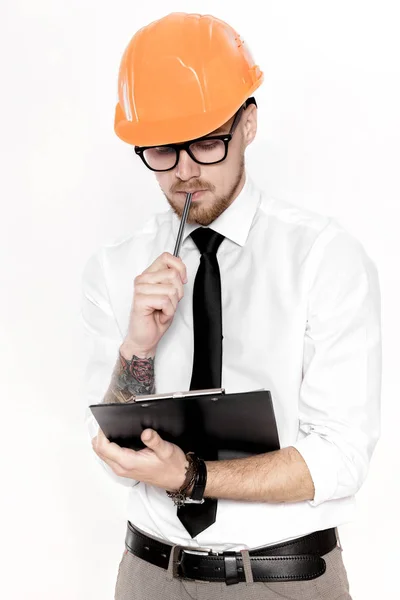 白い背景上のフォルダーにオレンジ色のヘルメットで若い建設エンジニアの肖像画 — ストック写真