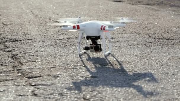 Drone berdiri di aspal dan lepas landas ke langit — Stok Video