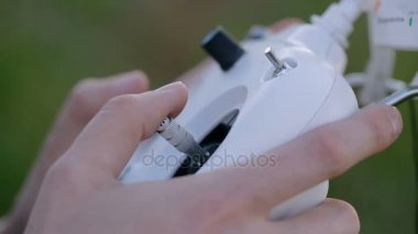 Uzaktan kumanda droning ve joystick kontrolü drone uçuş kullanarak işleçleri ellerini tutun