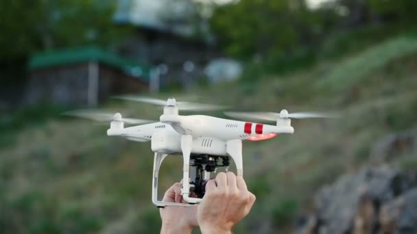 Mens mani tenere drone e drone vola nel cielo — Video Stock