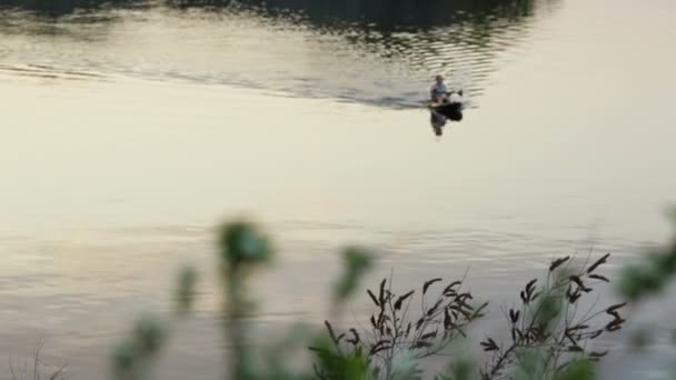 Dnepropetrovsk, Ucrania - 7 de mayo de 2017: hombre navegando en canoa en el río al atardecer en Dnepropetrovsk, Ucrania - 7 de mayo de 2017 — Vídeos de Stock