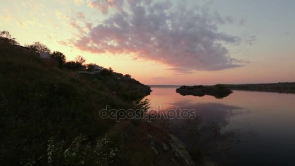 Landschap van een prachtige zonsondergang over de rivier — Stockvideo