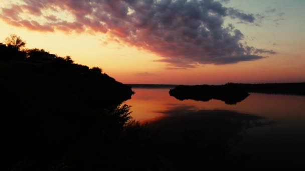 Pejzaż piękny zachód słońca nad rzeką — Wideo stockowe