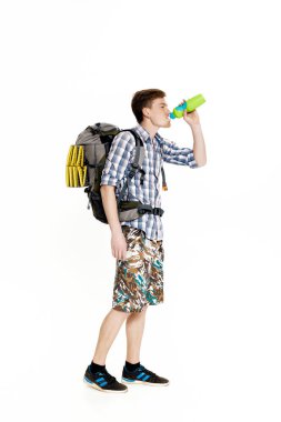 Sırt çantası İçmesuyu beyaz arka plan üzerinde ile genç turizm