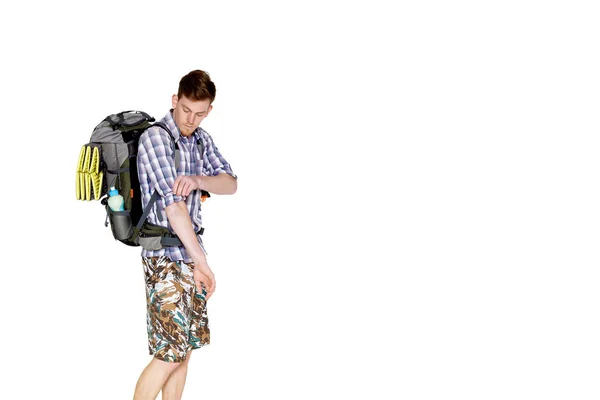 Jeune randonneur avec sac à dos sur fond blanc — Photo