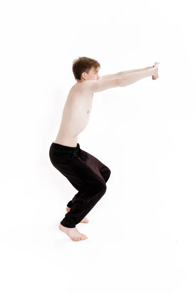 Joven haciendo ejercicios de yoga. Estudio sobre fondo blanco —  Fotos de Stock