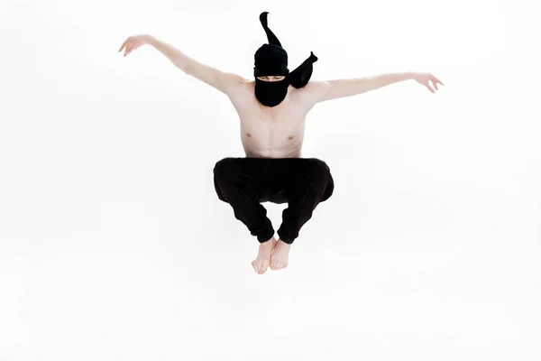 Ninja su sfondo bianco. Combattente maschio in abiti neri — Foto Stock