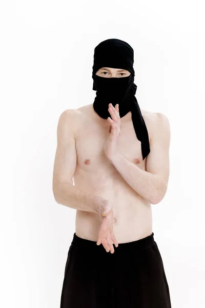 Ninja sobre fondo blanco. Combatiente masculino en ropa negra — Foto de Stock