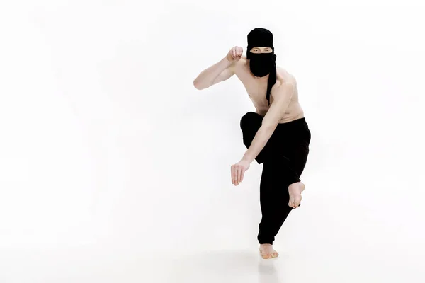 Ninja sobre fondo blanco. Combatiente masculino en ropa negra —  Fotos de Stock